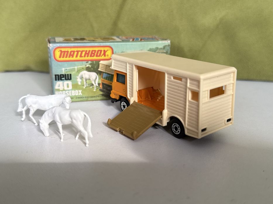 Matchbox Horsebox z końmi