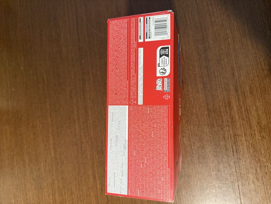 Vendo Nintendo Switch clássica com comandos Joy-Con azul e vermelho, em estado novo.