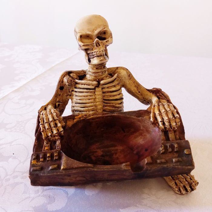 Caveira boneco cinzeiro figura em resina