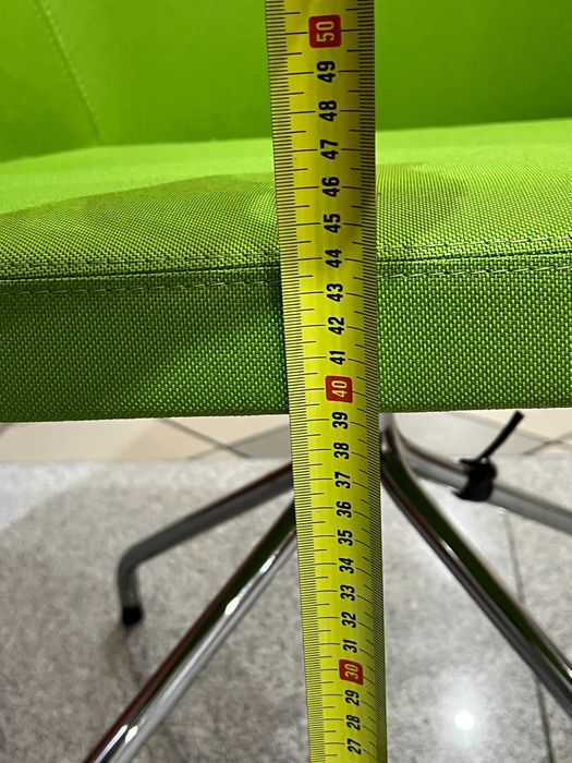 Zestaw nowoczesnych mebli biurowych - fotele i biurko