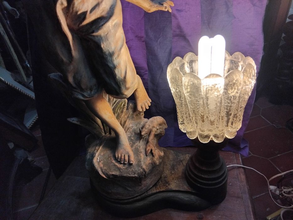 Candeeiro Escultura antiga de menino em terra-cota e madeira