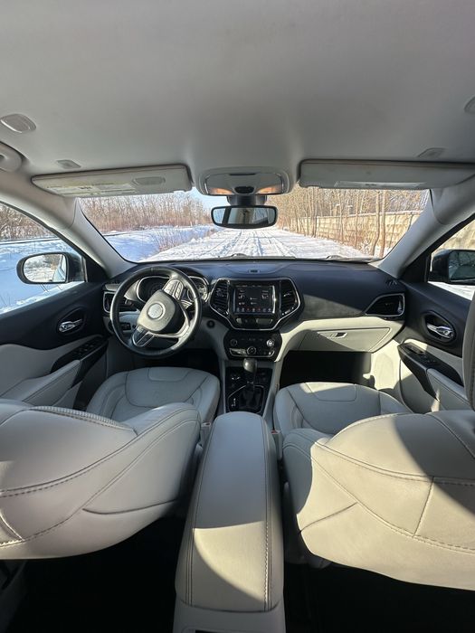 Автомобіль Jeep Cherokee