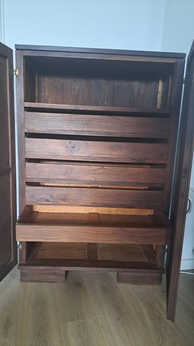 Armário antigo com entalhes florais e prateleiras