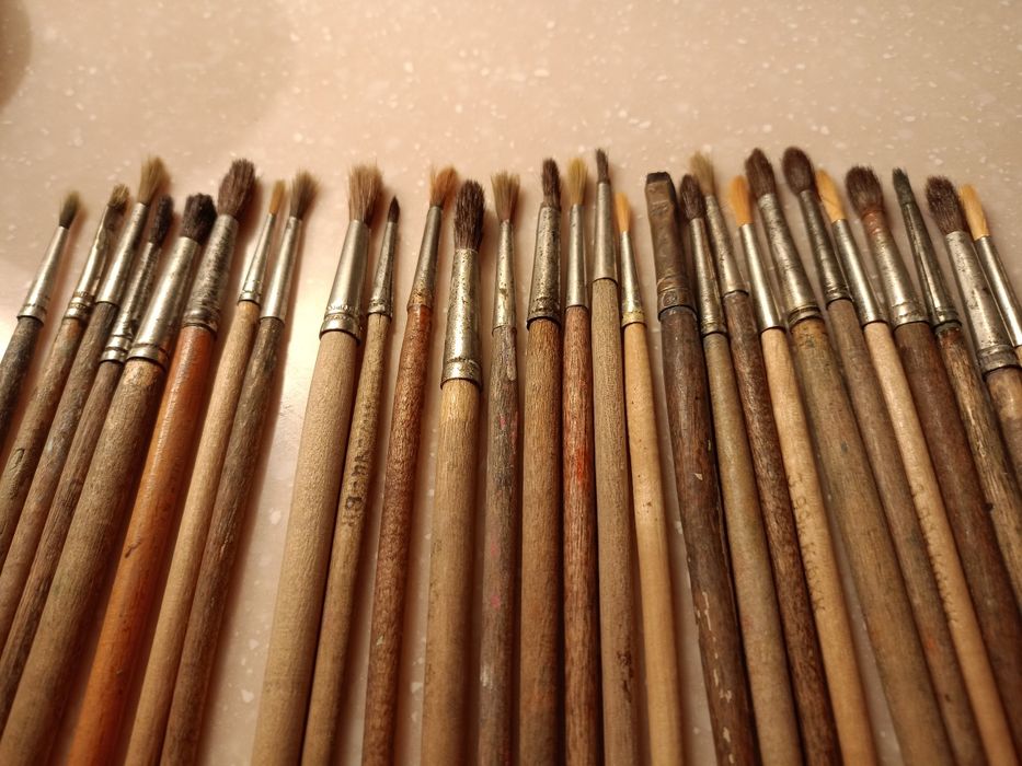 Акварельные краски, кисти художественные.