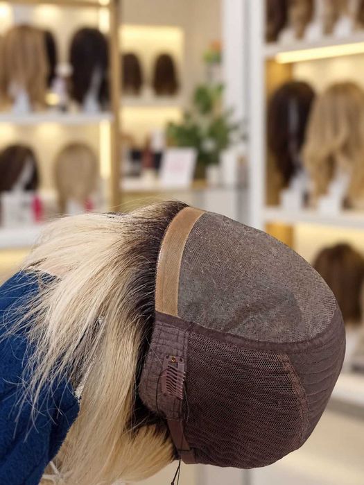 Peruka naturalna bob blond z grzywką Monsanta mono , cieniowana -Nessaja salon peruk