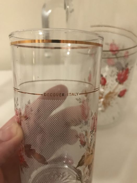 Conjunto de copos e jarro