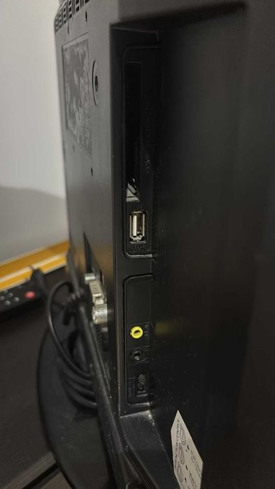TV / Monitor Sunstech 18,5" Polegadas (HDMI, USB, SCART) + Comando