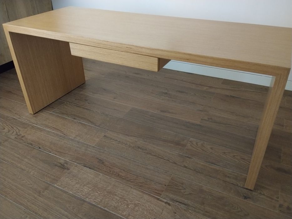 Mesa de escritório e 6 cubos de fixação de parede