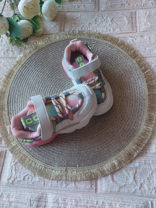 Кроссовки для девочки