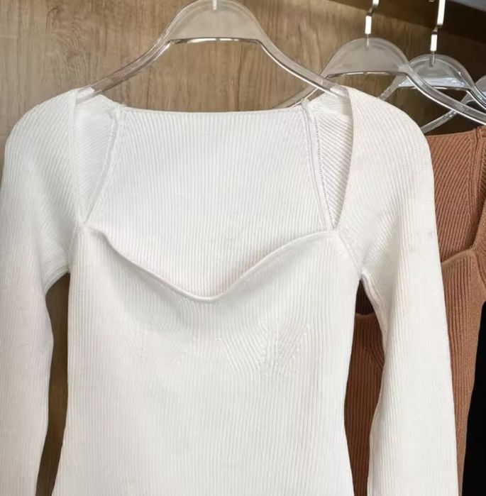 Жіночий в'язаний пуловер з квадратним вирізом і довгими рукавами