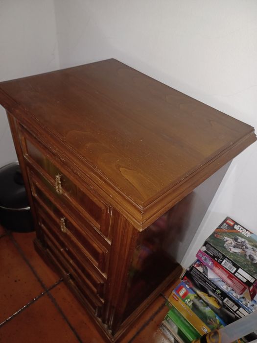 Mesa de cabeceira em madeira de cerejeira