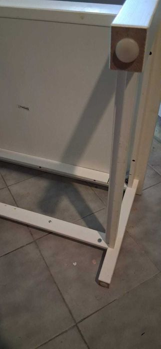 Mesa de centro da IKEA, cor branca, com prateleira inferior