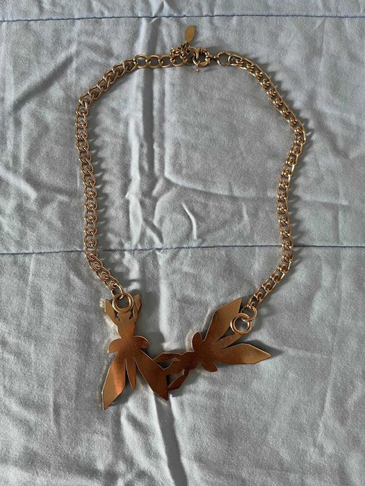 Colar dourado com insectos