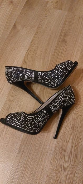 Туфлі на шпильці