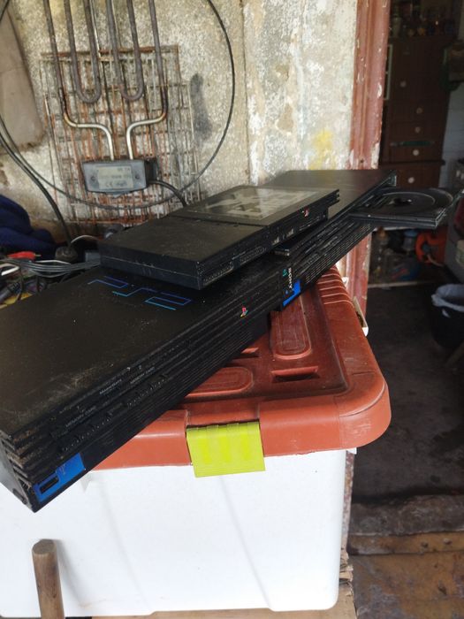3 consolas de ps 2 duas estao boas e uma não fecha a porta