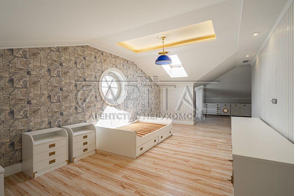 Оренда простoрого та елегантного будинку площею 753 кв м у Крюківщині