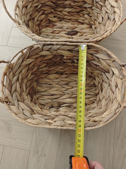 Zestaw 2 owalnych plecionych koszyków.