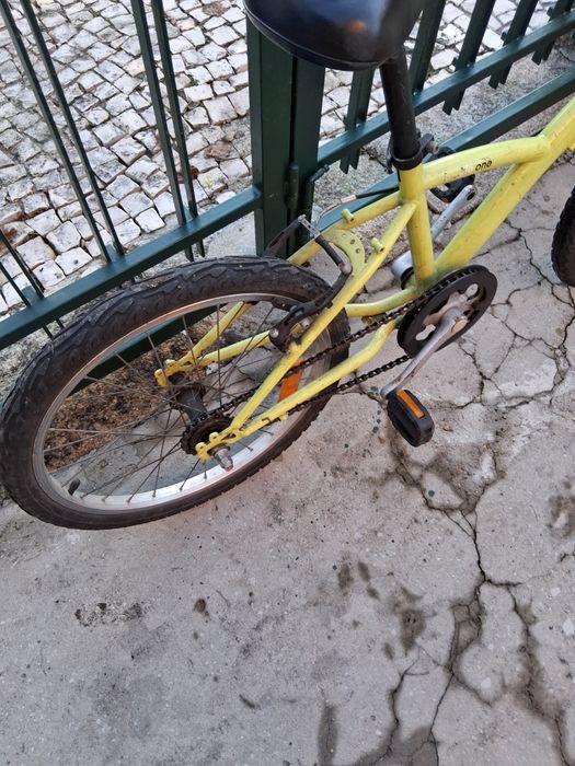 Bicicleta de criança em bom estado.