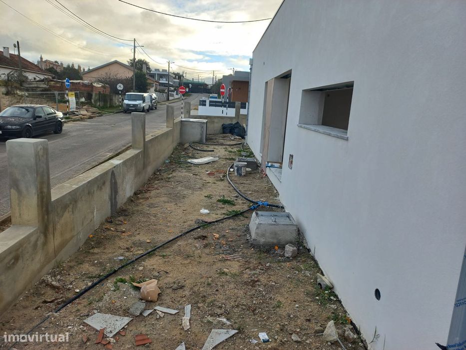 Moradia T3 em final de construção, com piscina, em Fernão Ferro