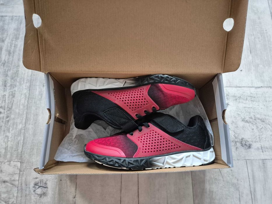Nowe buty sportowe, chłopięce, czerwone, rozmiar 33