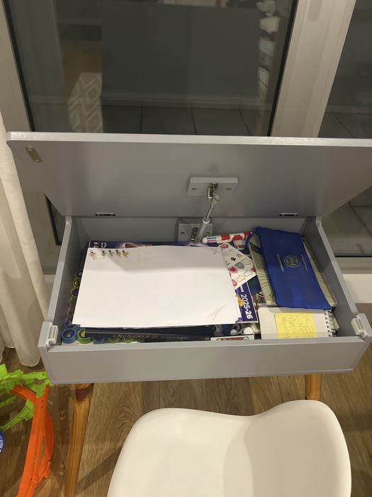 Vendo secretaria crianca e cadeira