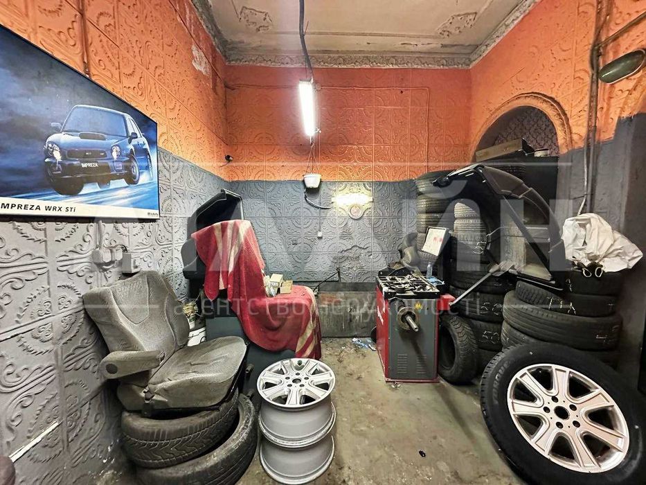 СТО та Автомагазин на інтенсивному трафіку, поряд із трасою М-18.