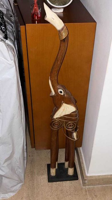 Escultura de elefante em madeira