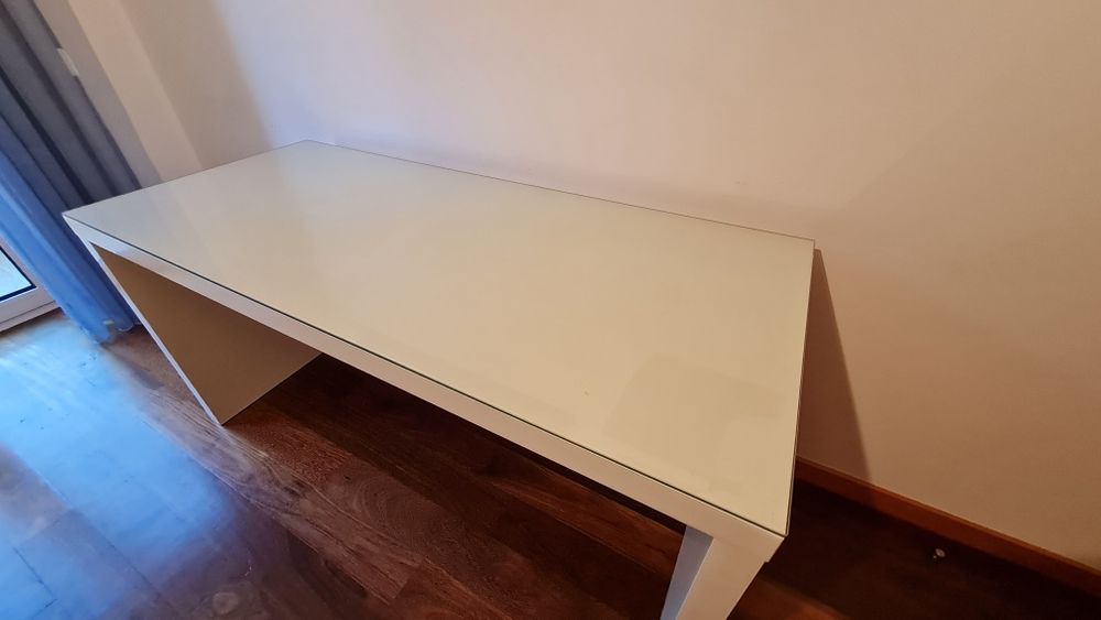 Secretária com tampo de vidro