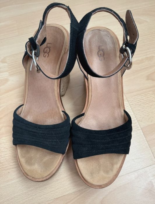 Sandały na obcasie UGG w stanie  dobrym rozmiar 39,5