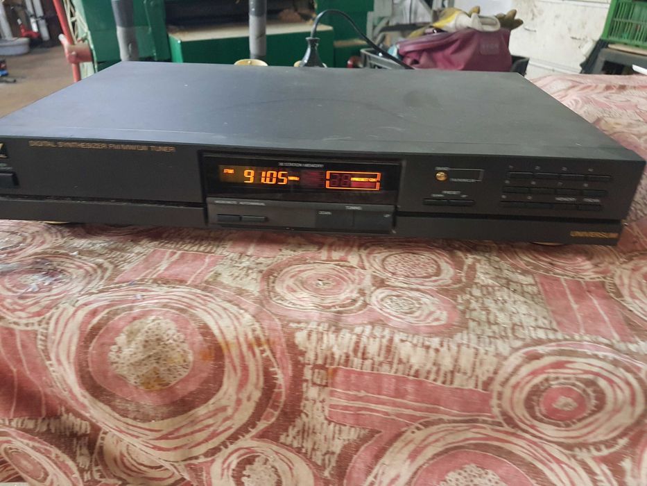 Tuner radiowy duża wieża Universum