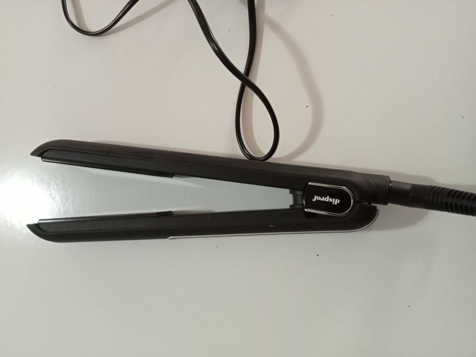 Vendo prancha de cabelo, só usei uma vez, não dá para o meu cabelo.