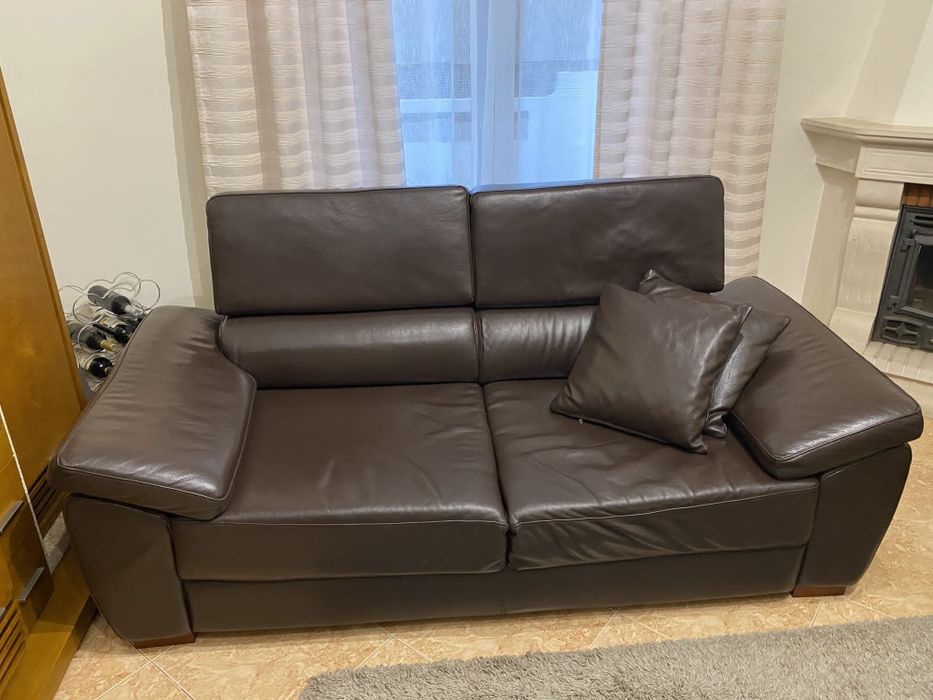 Dois Sofás de cabedal