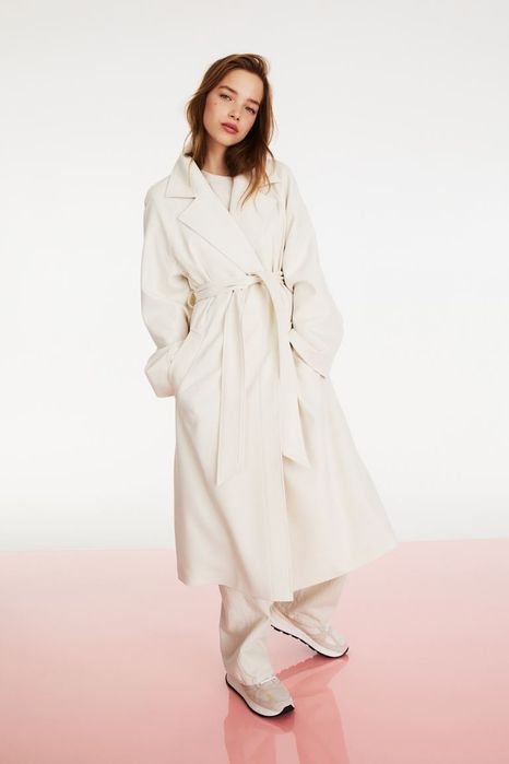 H&M – Casaco comprido em sarja com cinto de atar