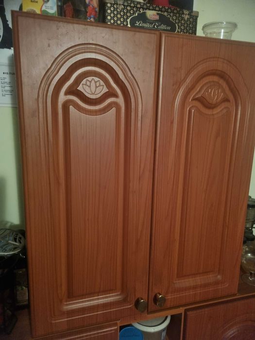 Кухонні меблі: дві тумби та три підвісні шафи