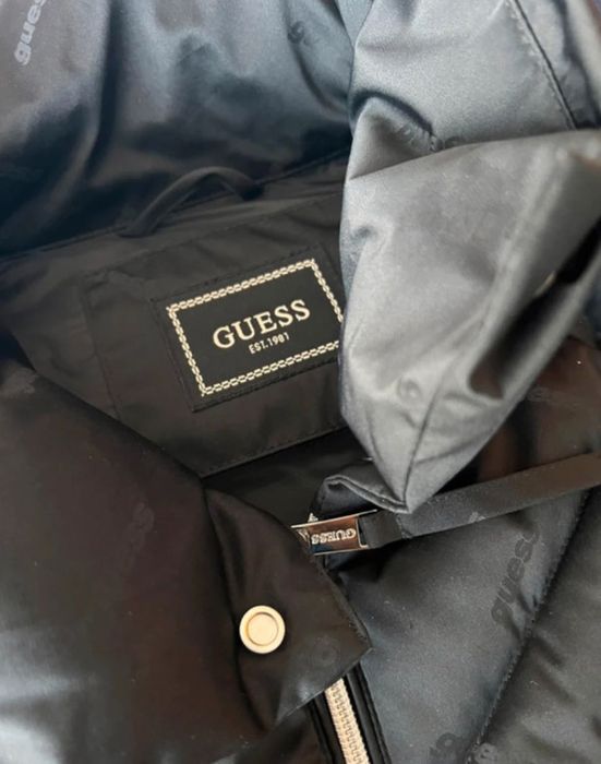 Casaco puffer Guess com logos