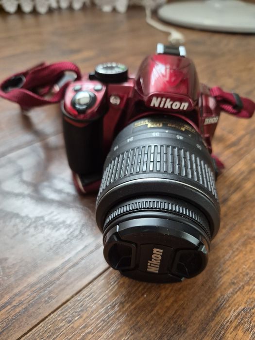 Дзеркальна камера Nikon D3100 з об'єктивом 18-55 мм