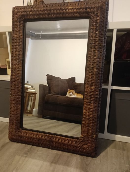 Espelho com moldura em verga