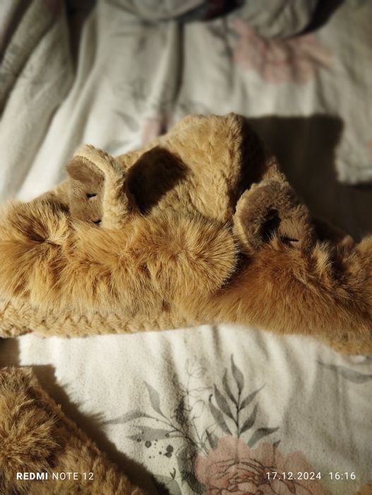 Czapka z szalem i schowkiem na ręce