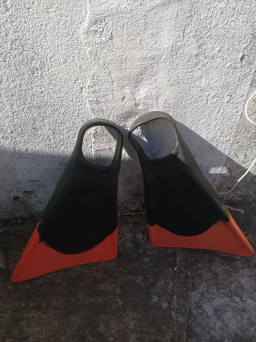 Prancha de  BODYBOARD, COMO NOVA + Pés de pato Redley + leash