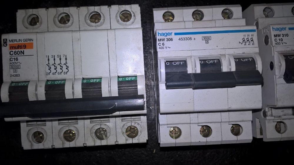 Three-Pole Circuit Breakers64740193199233121