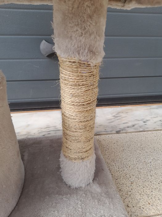 Cama para gatos com arranhadores