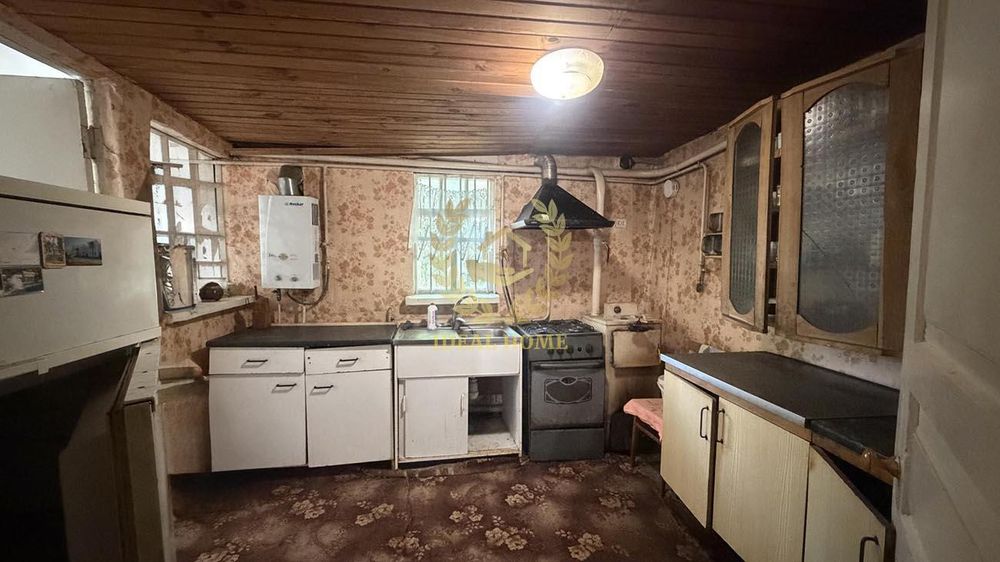 Продам будинок із земельною ділянкою в центрі селі Фасова