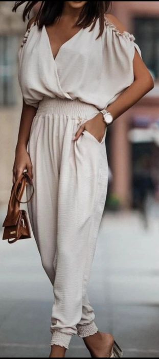 Piękny kombinezon z odkrytymi ramionami New Collection i kieszonkami