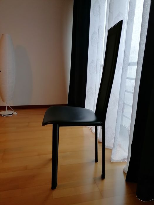 Mesa e cadeiras de sala