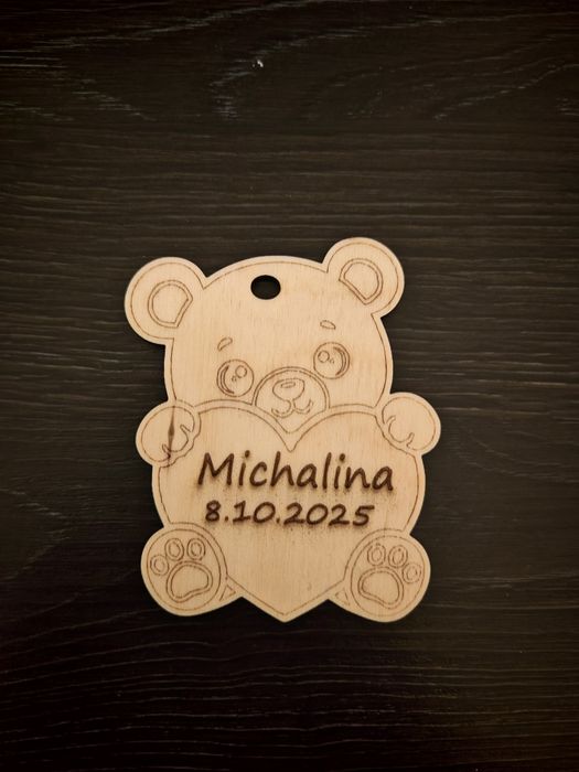 Personalizowana drewniana zawieszka – miś z grawerem