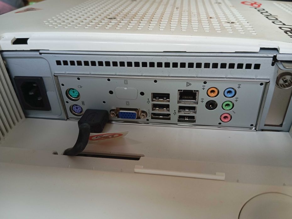 Computador all-in-one Packard Bell com 120GB de SSD, 8GB de DDR3 e ecrã tátil.