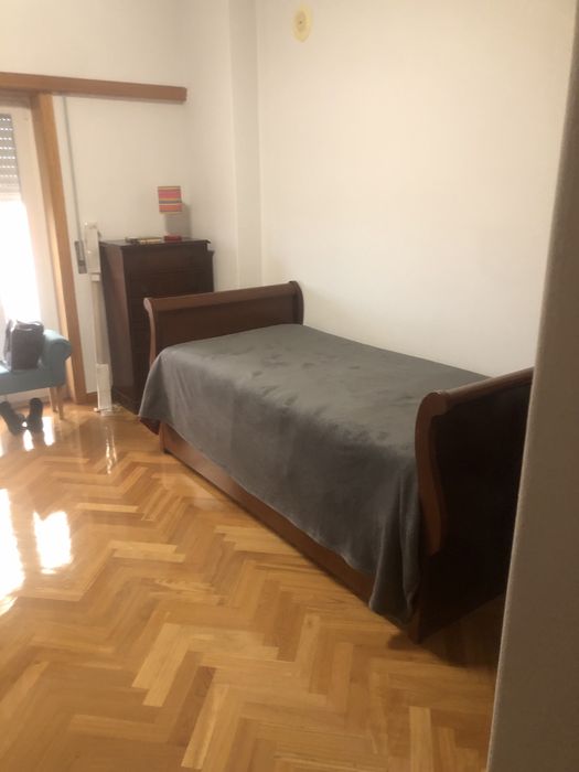 Cama de solteiro/a em madeira