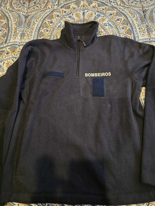 Camisolas polares (vermelho e azul)