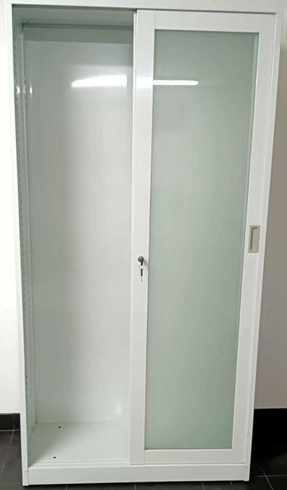 Armário de portas de correr em vidro fosco