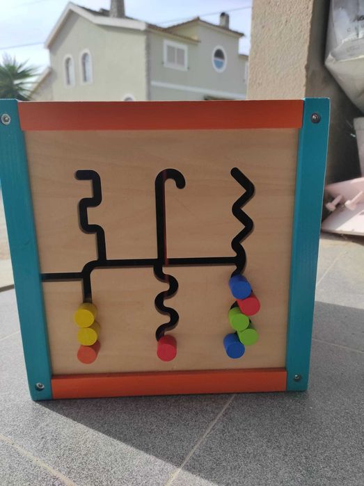 Cubo de atividades para bebés